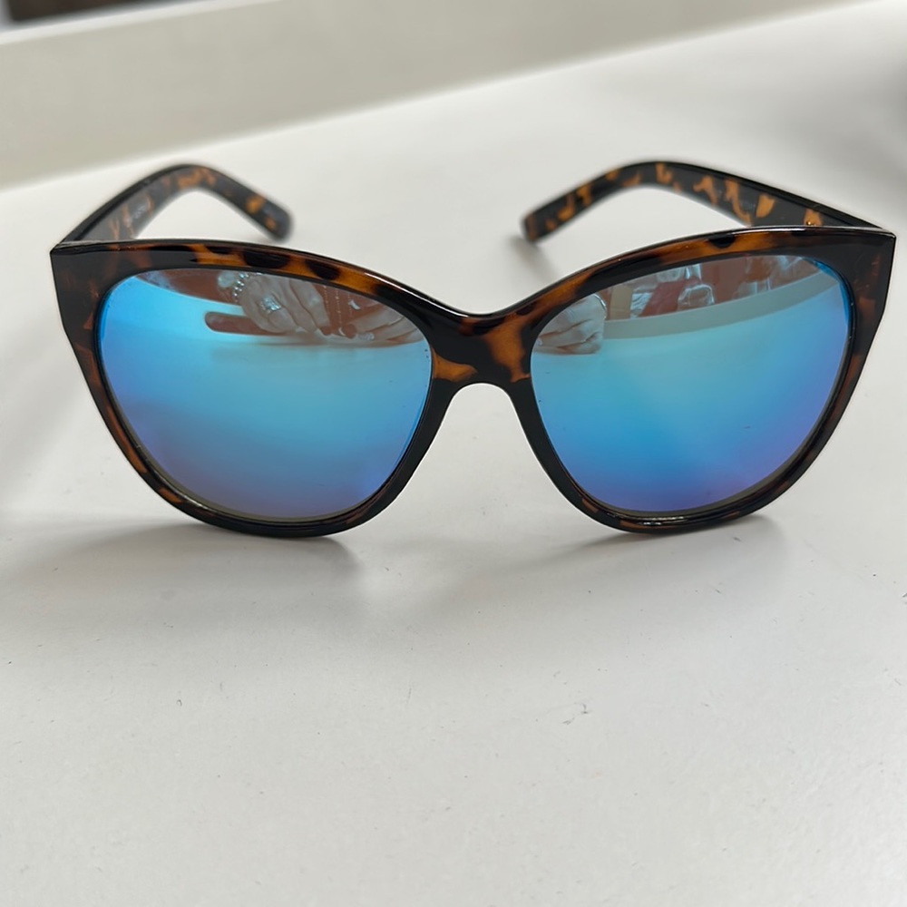 NWOT Quay sunglasses